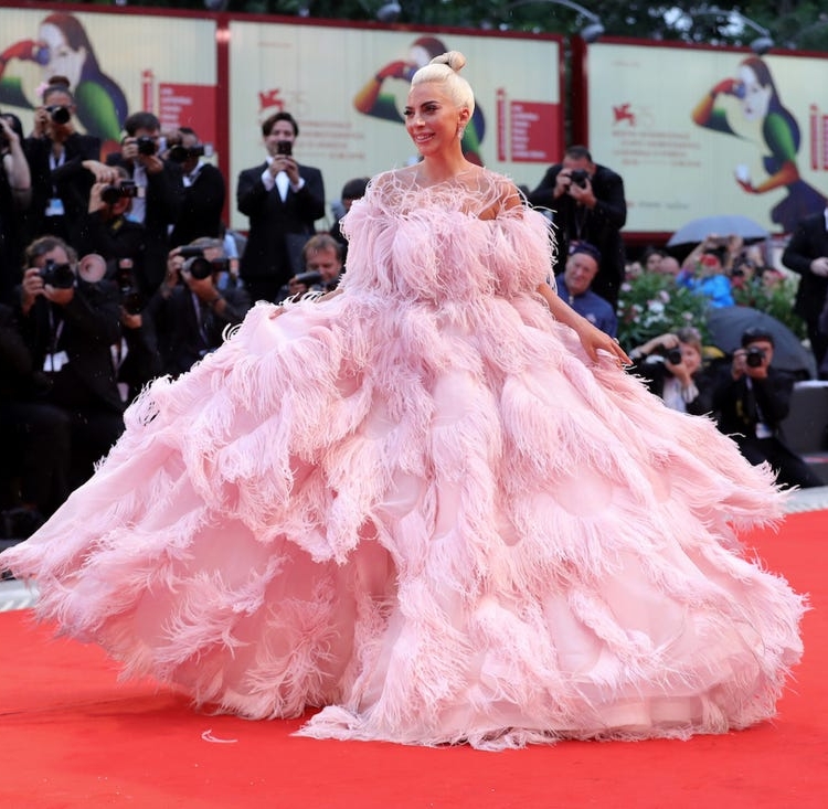Gaga còn khiến cả thế giới phải trầm trồ khi xuất hiện tại buổi ra mắt bộ phim “A Star Is Born” tại Liên hoan phim Cannes 2018 trong chiếc váy bồng xòe Valentino Haute Couture màu hồng làm từ lông vũ. 