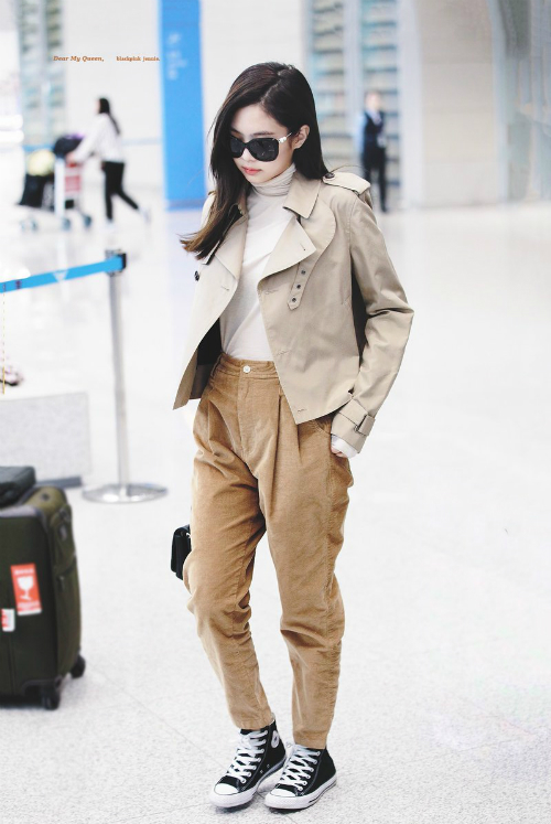 Jennie Kim làm náo loạn sân bay Incheon với set đồ gồm toàn item cơ bản nhưng vẫn đầy khí chất.