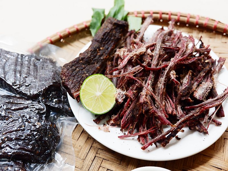 Thịt trâu gác bếp là đặc sản nổi tiếng tại Điện Biên.