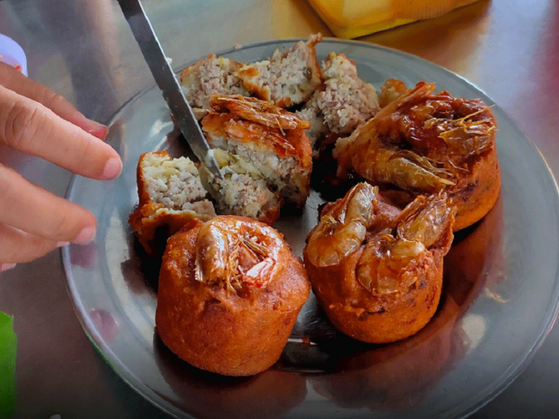 Bánh cóng là món ăn vặt của người dân miền Tây Nam Bộ.