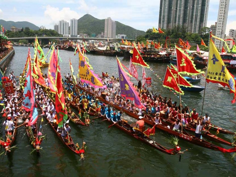 Người Trung Quốc thường tổ chức đua thuyền rồng vào ngày Tết Đoan Ngọ.