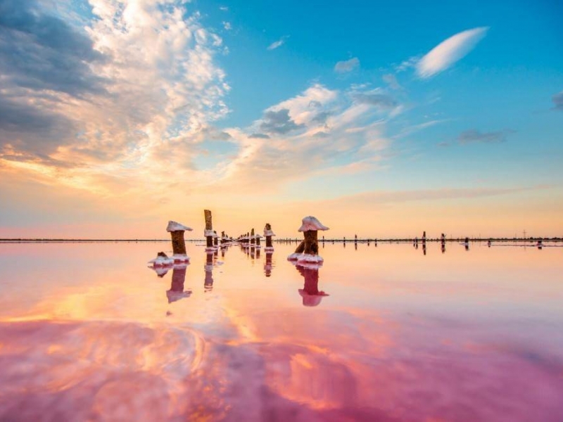 Ngắm hoàng hôn đẹp nhất Crimea tại hồ muối hồng Koyashskoye.