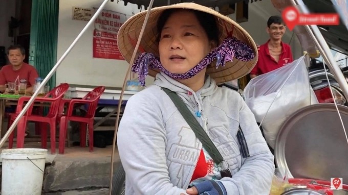 Chị Ngọc, chủ quán bánh cây dè ở chợ Châu Đốc (An Giang).