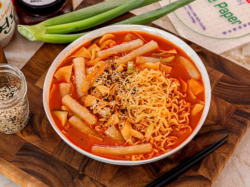 Bánh gạo Tokbokki được làm từ bánh tráng.