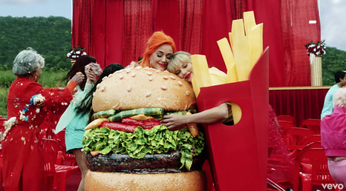 Hình ảnh cặp đôi 'tình bạn' xuất hiện trong MV của Taylor Swift.