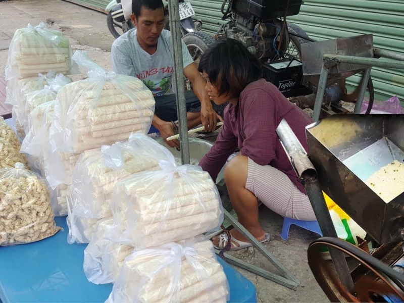 Bỏng gạo ống thường được bán với giá khoảng 10.000 - 15.000 đồng/ bịch.