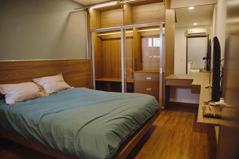 Phòng ngủ được thiết kế đơn giản, sử dụng toàn nội thất gỗ tự nhiên, đáp ứng tiêu chí thẩm mỹ.