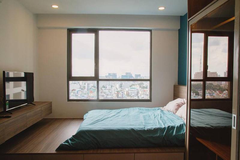 Một cửa sổ bằng kính trong suốt bên cạnh giường ngủ cho Midu ngắm được toàn cảnh thành phố từ trên cao, đây là một góc rất thú vị trong căn hộ.