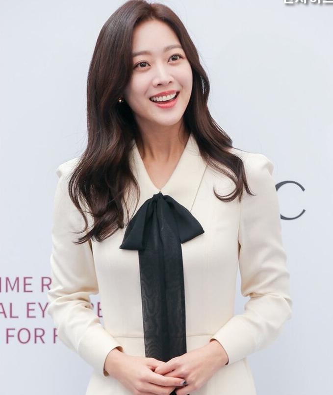 Vai Nam Ji Ah do nữ diễn viên Jo Bo-ah đảm nhận.