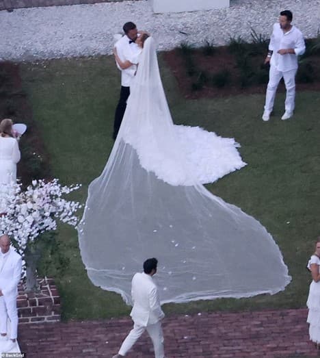 Cặp ngôi sao đình đám Jennifer Lopez và Ben Affleck đã chính thức tổ chức hôn lễ