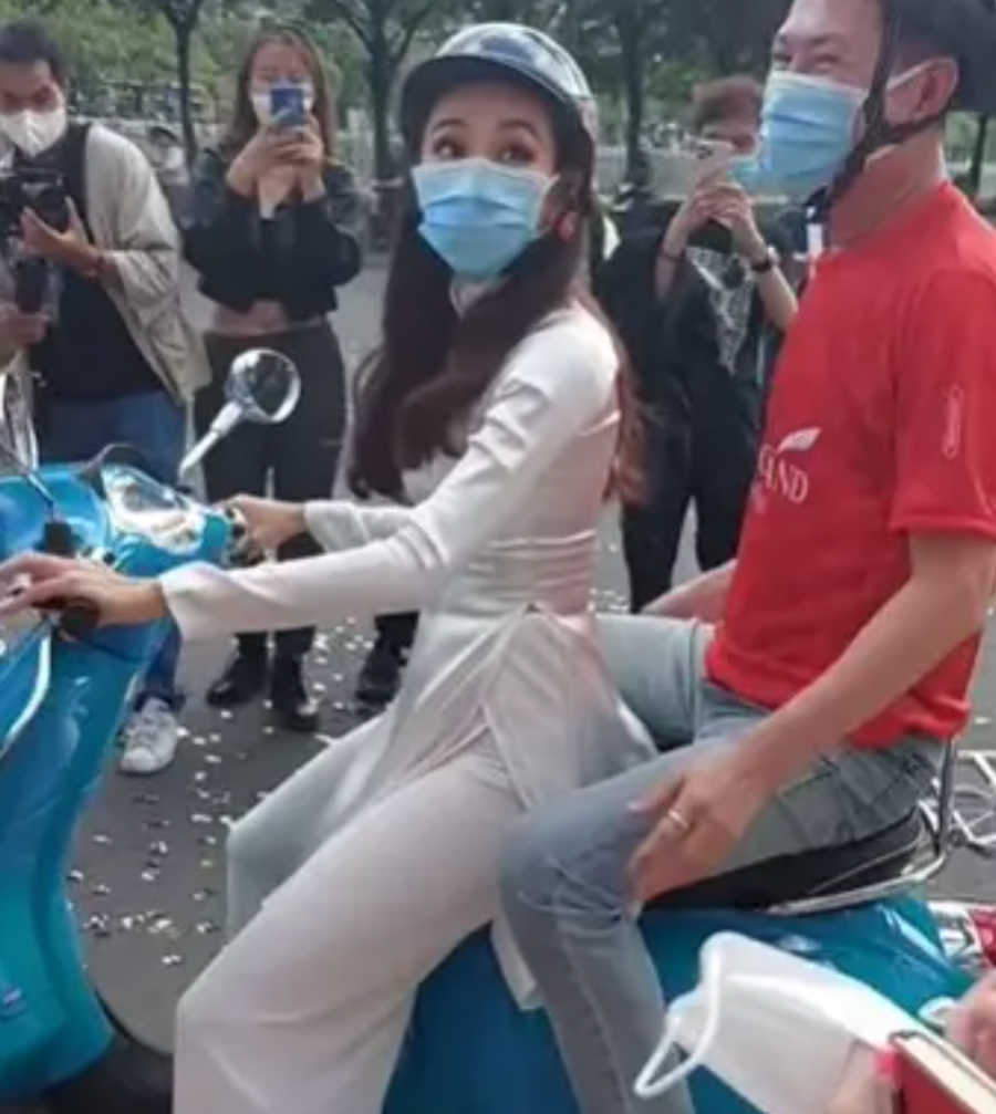 Hoa hậu Thuỳ Tiên lái xe máy chở chủ tịch Miss Grand đi dạo phố Sài Gòn - Ảnh 5