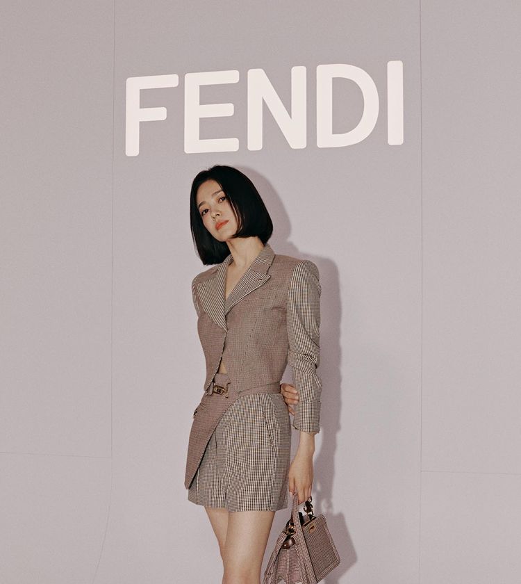 Song Hye Kyo là đại sứ của Fendi, Chaumet và rất nhiều thương hiệu làm đẹp Hàn Quốc.
