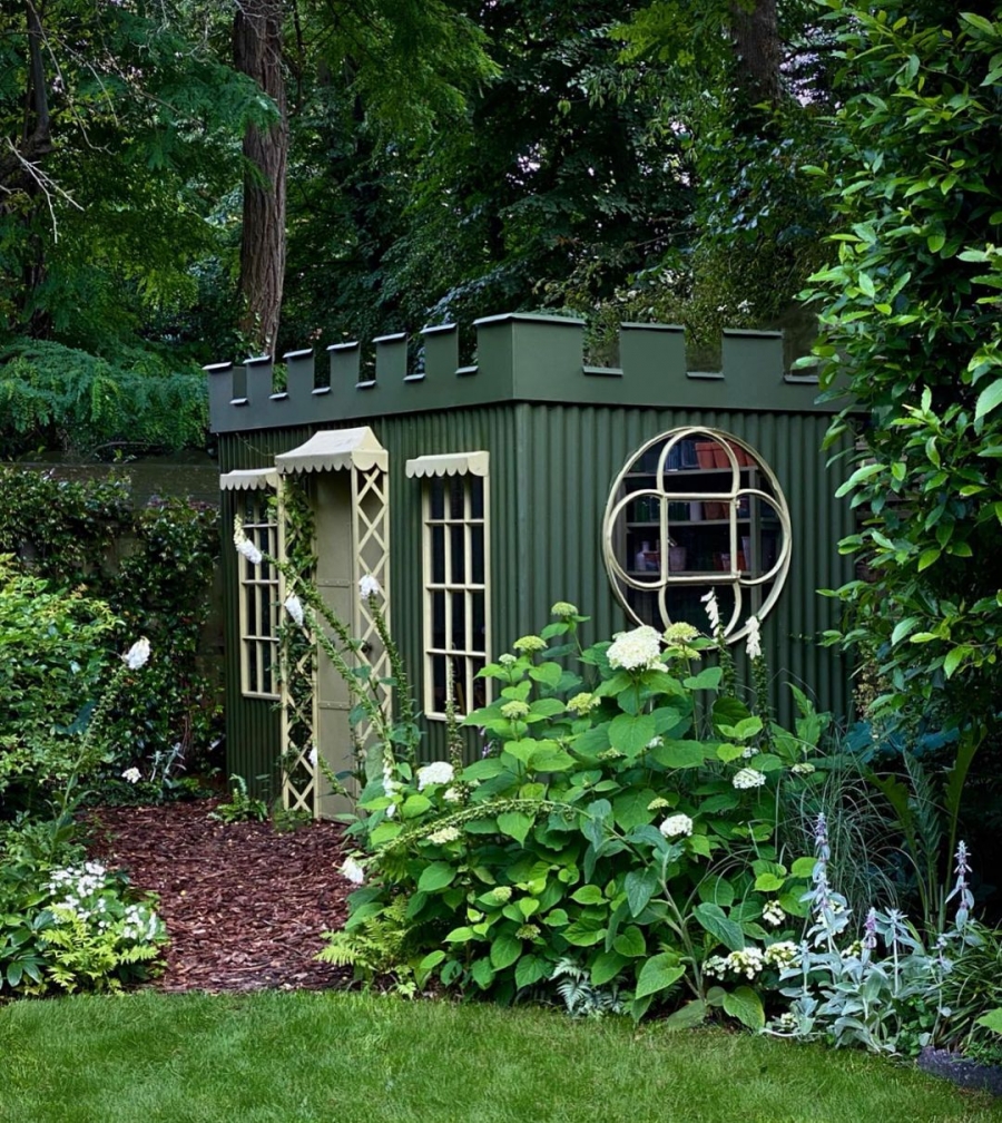 'Ngôi nhà nhỏ' tự chế với mặt tiền sơn màu xanh lá cây đậm cùng những khung cửa sắt sơn màu trắng vừa hài hòa với cỏ cây hoa lá xung quanh lại vừa mang đậm phong cách cổ điển.