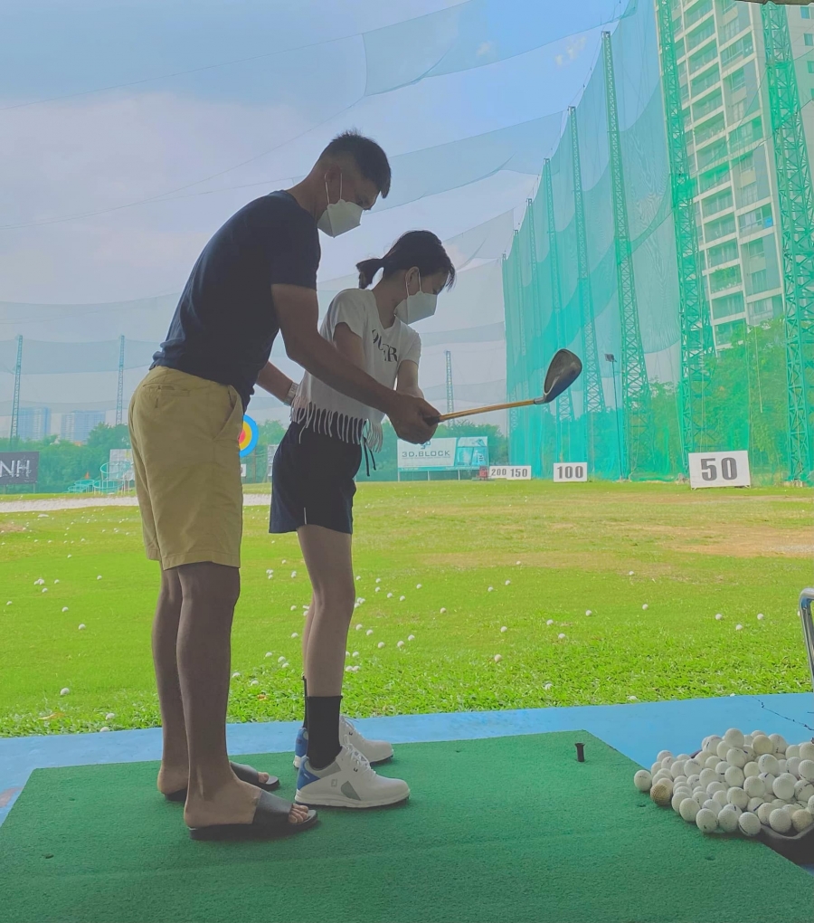 Con gái Công Vinh - Thủy Tiên khoe cặp chân siêu mẫu trên sân golf ở tuổi lên 9 - Ảnh 1