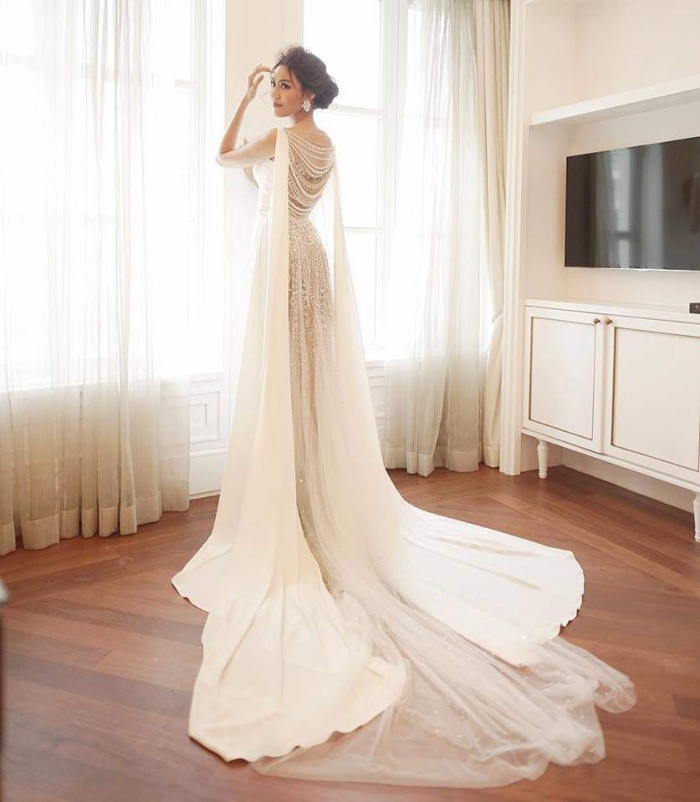 HLV The Face Vietnam 2015 khoe dáng thanh thoát trong chiếc váy cưới có sự kết hợp đa chất liệu từ lụa, tulle và ngọc trai.