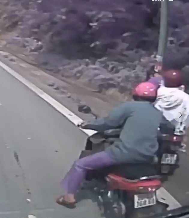 Rất may mắn cả 4 người trên 2 xe máy đã đáp đất một cách an toàn bên lề đường, tránh được sự cố tai hại khi đổ đèo.