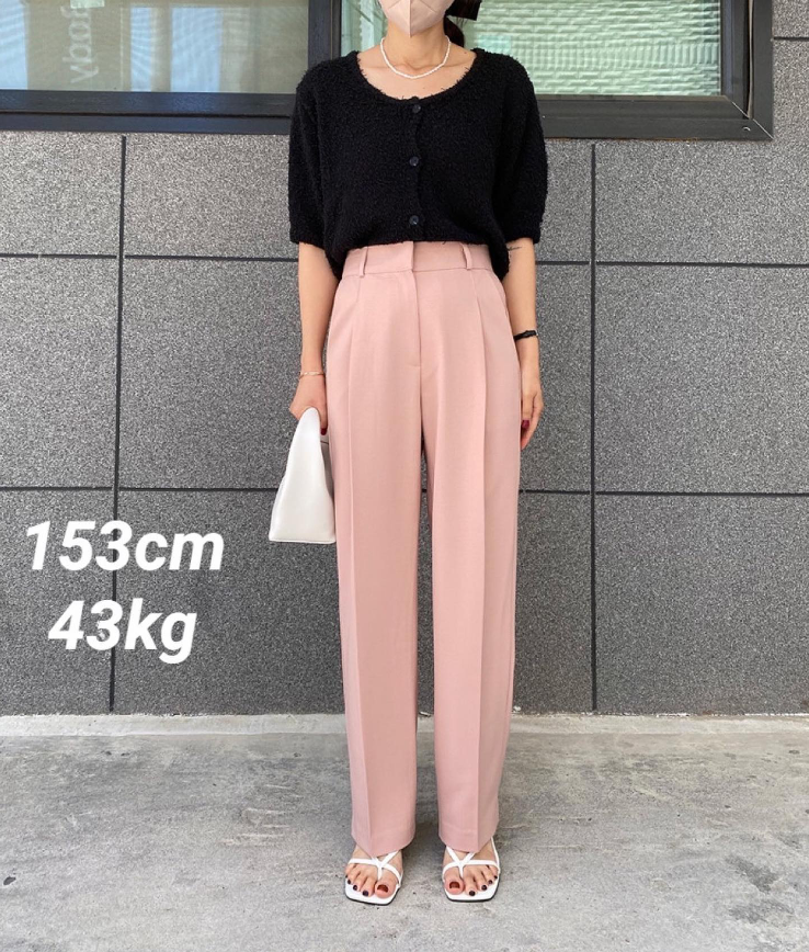 Combo sandal dây mảnh trắng + quần suông màu hồng pastel đảm bảo bạn sẽ luôn trẻ trung hơn tuổi dù có kết hợp với áo đen đi nữa.