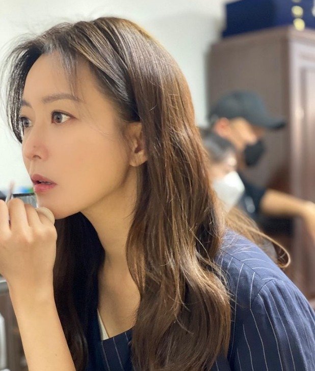 Trong một cuộc phỏng vấn trước đây, Kim Hee Sun chia sẻ rằng 'massage' là chìa khóa để duy trì vẻ đẹp của mình.