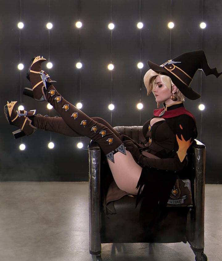 Cosplay trang phục Halloween của Mercy trong Overwatch.