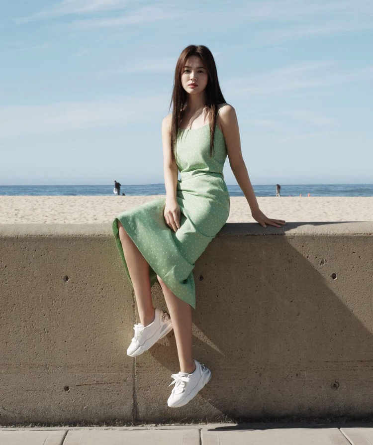 Thời trang mùa hè của nữ diễn viên cũng toàn váy hai dây nhỏ nhắn, vừa mát mẻ còn giúp Song Hye Kyo trông trẻ trung hẳn ra.