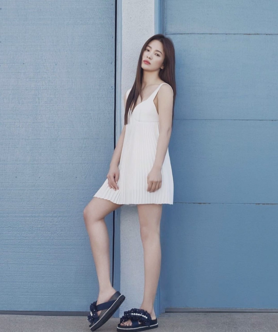 Thời trang áo hai dây mùa hè của Song Hye Kyo.