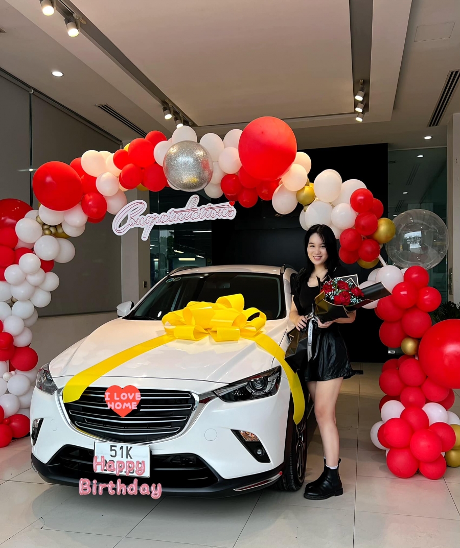Con gái Trịnh Kim Chi được mẹ tặng xe hơi nhân dịp sinh nhật tuổi 20.
