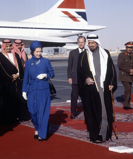 Nữ hoàng Anh thể hiện sự tinh tế trong các ăn mặc khi đến các nước Trung Đông vào năm 1979. Thiết kế váy màu xanh coban được thêm phần mũ trùm đầu, đồng điệu với văn hoá của người dân nơi đây. Bà kết hợp cùng vòng ngọc trai, găng tay trắng và một chiếc túi xách nhỏ bằng da bóng màu đen.