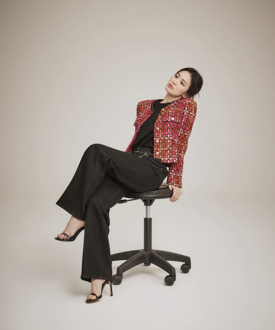 Song Hye Kyo hoá quý cô công sở kiêu kỳ, thanh lịch với áo khoác tweed đỏ, nổi bật giữa set đồ công sở đen basic.