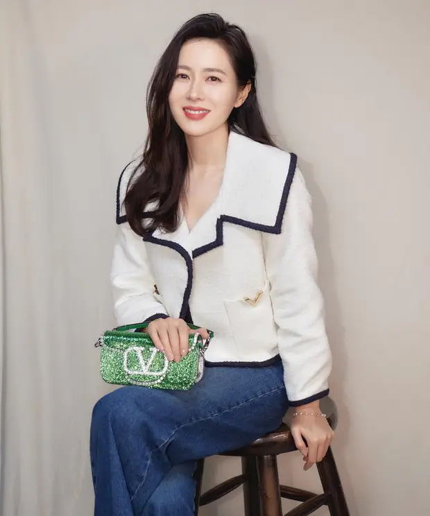 Son Ye Jin khoe nhan sắc rạng rỡ trong thời kỳ mang thai với áo casmire ấm áp, quần jeans.