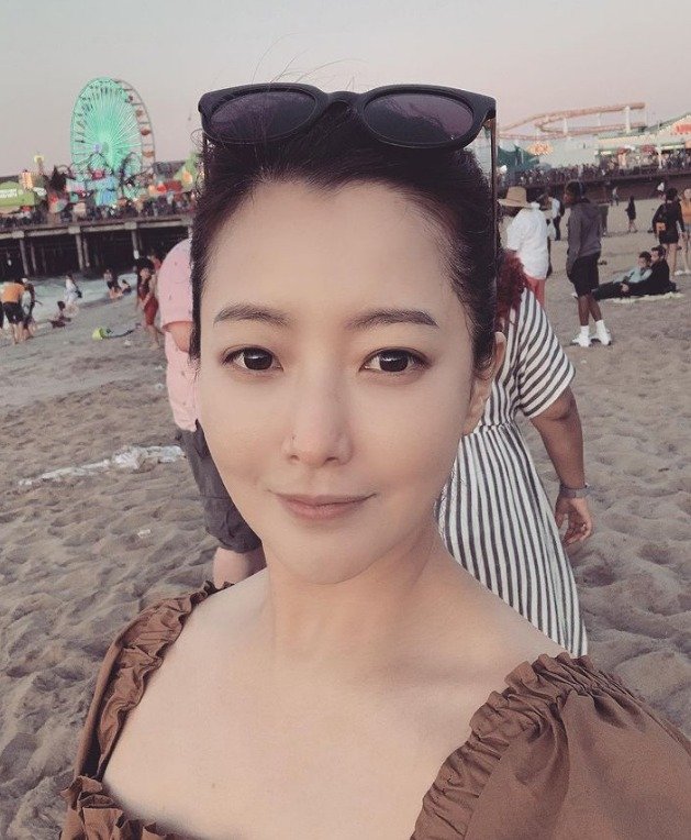 Da của Kim Hee Sun khô đến mức nứt nẻ ngay cả trong mùa hè. Đó là lí do cô không bao giờ quên thoa kem dưỡng da mặt thường xuyên và thoa kem dưỡng ẩm ngay trước khi trang điểm.