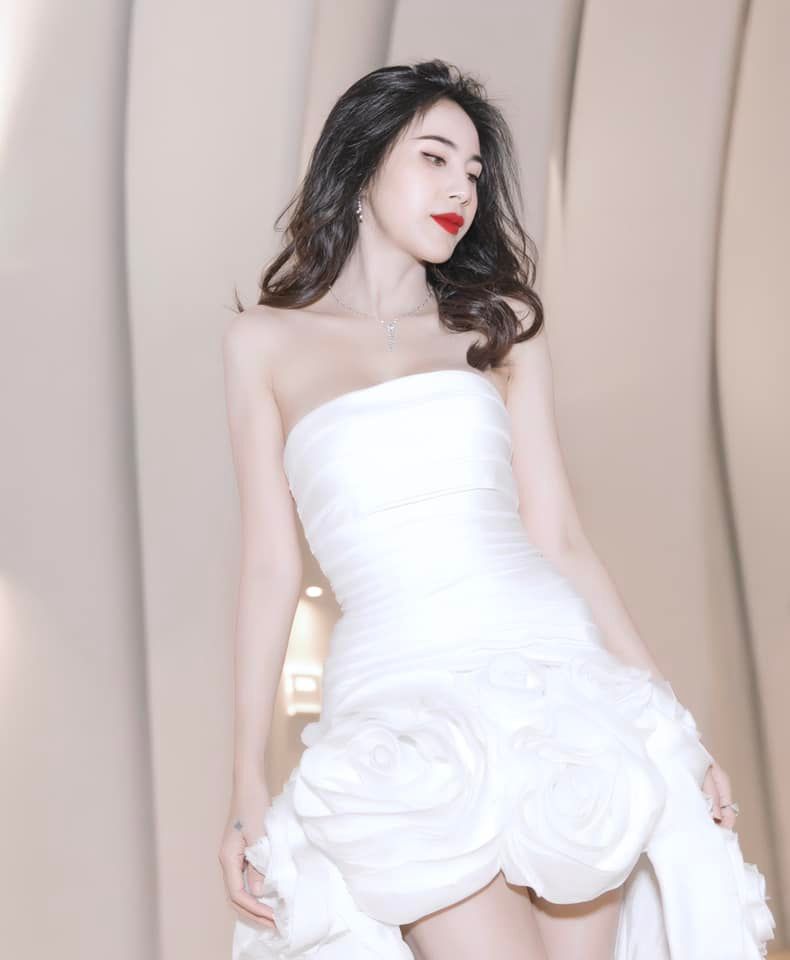 Chiếc váy khiến ca sĩ Thủy Tiên phải 'chào thua' trước Hoa hậu Đỗ Thị Hà - Ảnh 3