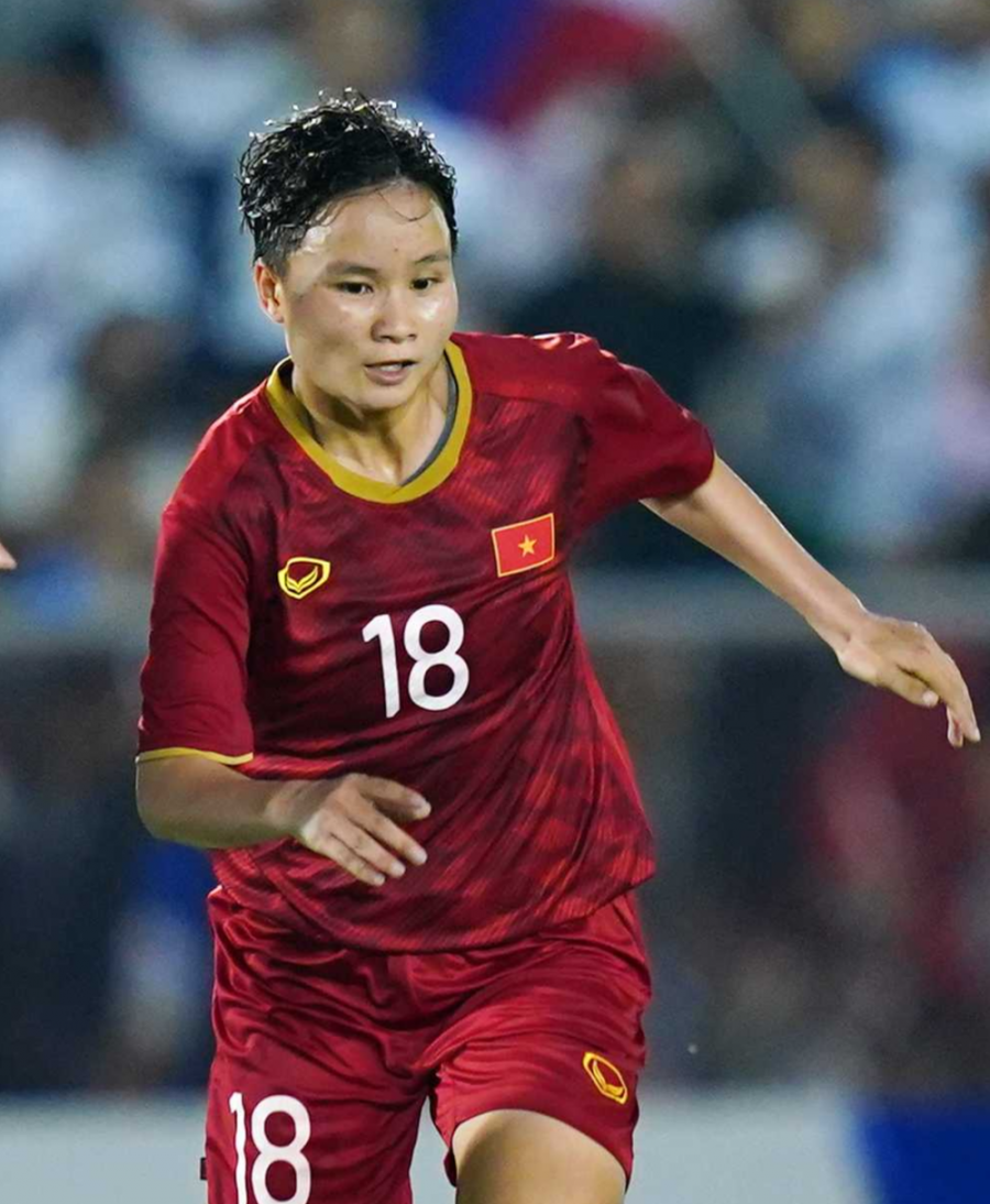 Dù sở hữu chiều cao khiêm tốn chỉ 1m53 nhưng nữ cầu thủ gốc Quảng Nam lại khiến người khác phải 'ngước nhìn' bởi lối chơi kỹ thuật và tốc độ ấn tượng