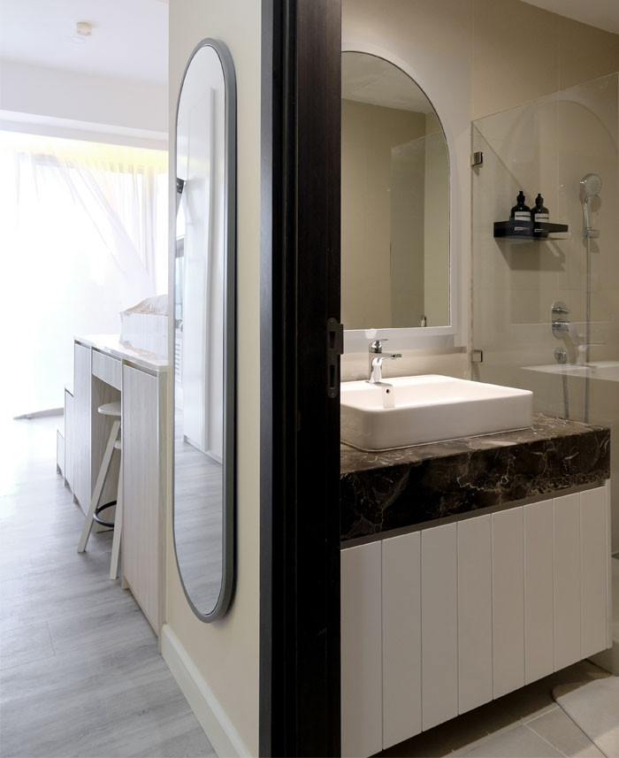 Các thiết kế bo tròn của gương dọc lối ra vào và gương phòng tắm cũng giúp căn hộ mềm mại, uyển chuyển hơn.