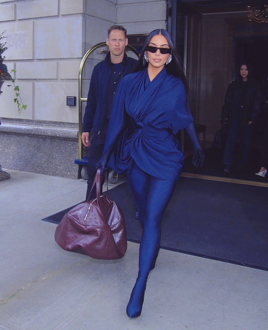 Kim Kardashian mê quần bó may liền giày cao gót từ khi quen tình trẻ - Ảnh 11