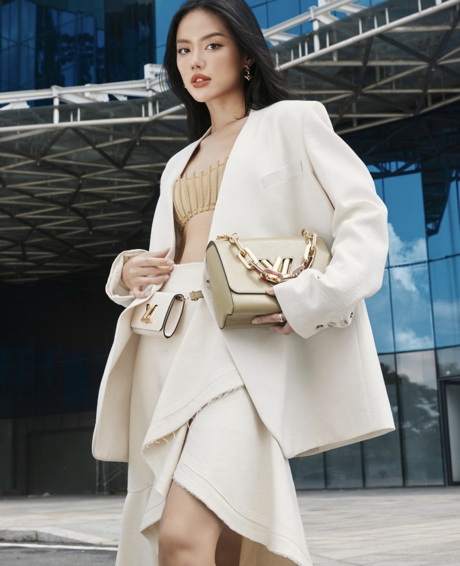 Fashionista Khánh Linh nhã nhặn, quyến rũ với áo blazer, chân váy kiểu cách. Thay vì áo sơ mi, cô nàng thay bằng croptop ngắn đến chân ngực đầy quyến rũ.