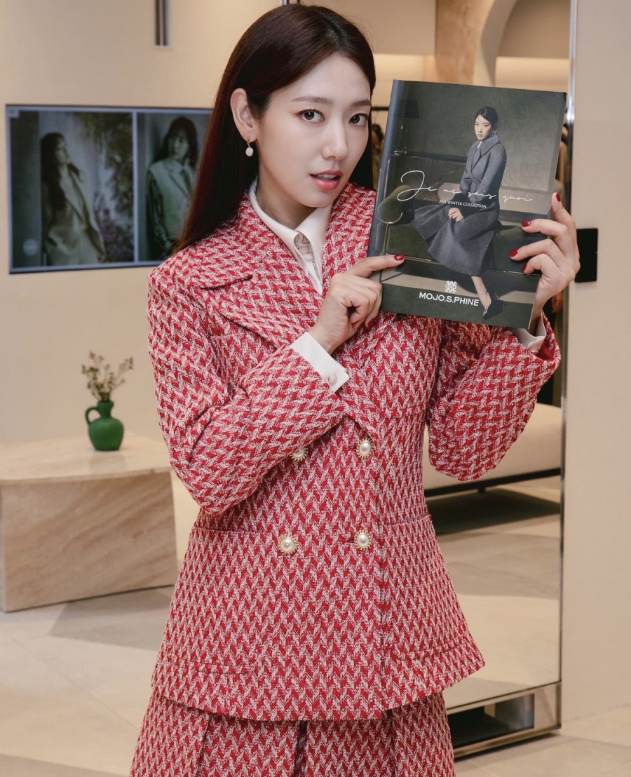Park Shin Hye diện set đồ tweed màu đỏ tươi tắn. Thiết kế áo với điểm nhấn theo tinh tế, tôn dáng.