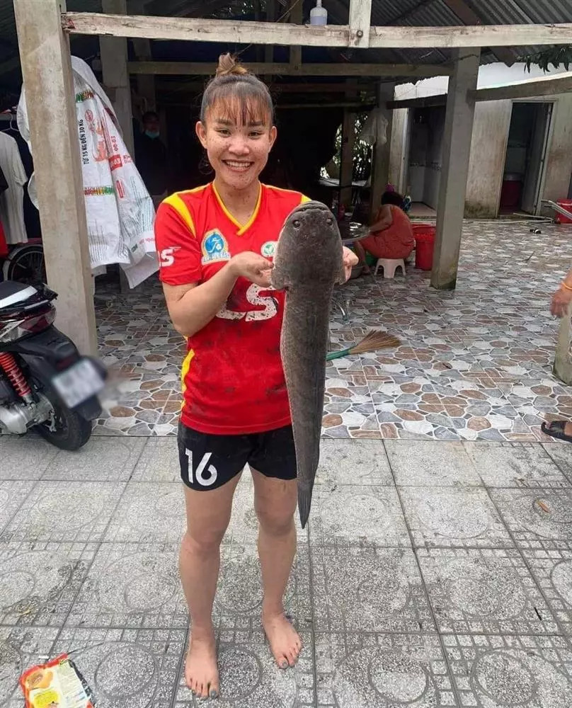 Hậu SEA Games, ngôi sao bóng đá nữ Chương Thị Kiều về quê lội bùn, bắt cá - Ảnh 2
