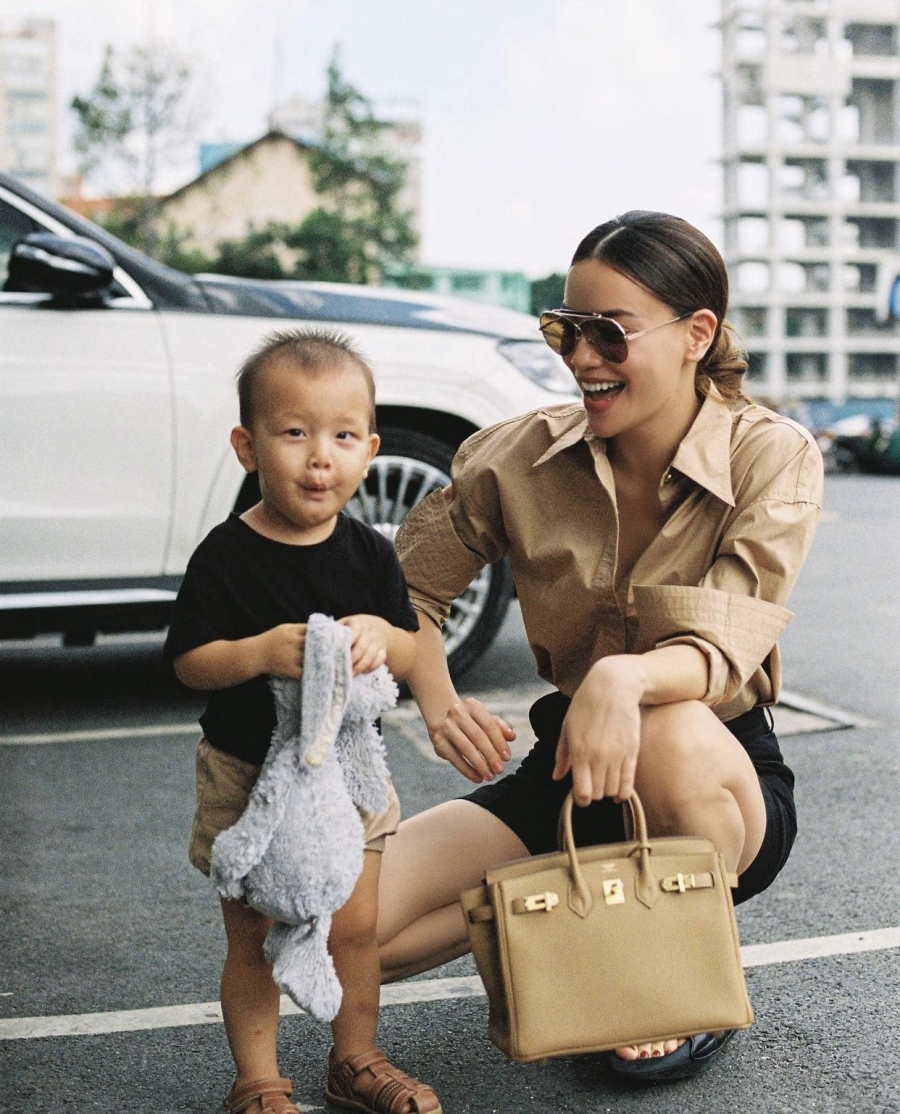 Hồ Ngọc Hà đăng tải loạt khoảnh khắc chụp ảnh đáng yêu cùng con trai Leon khi đang trên đường đi làm.