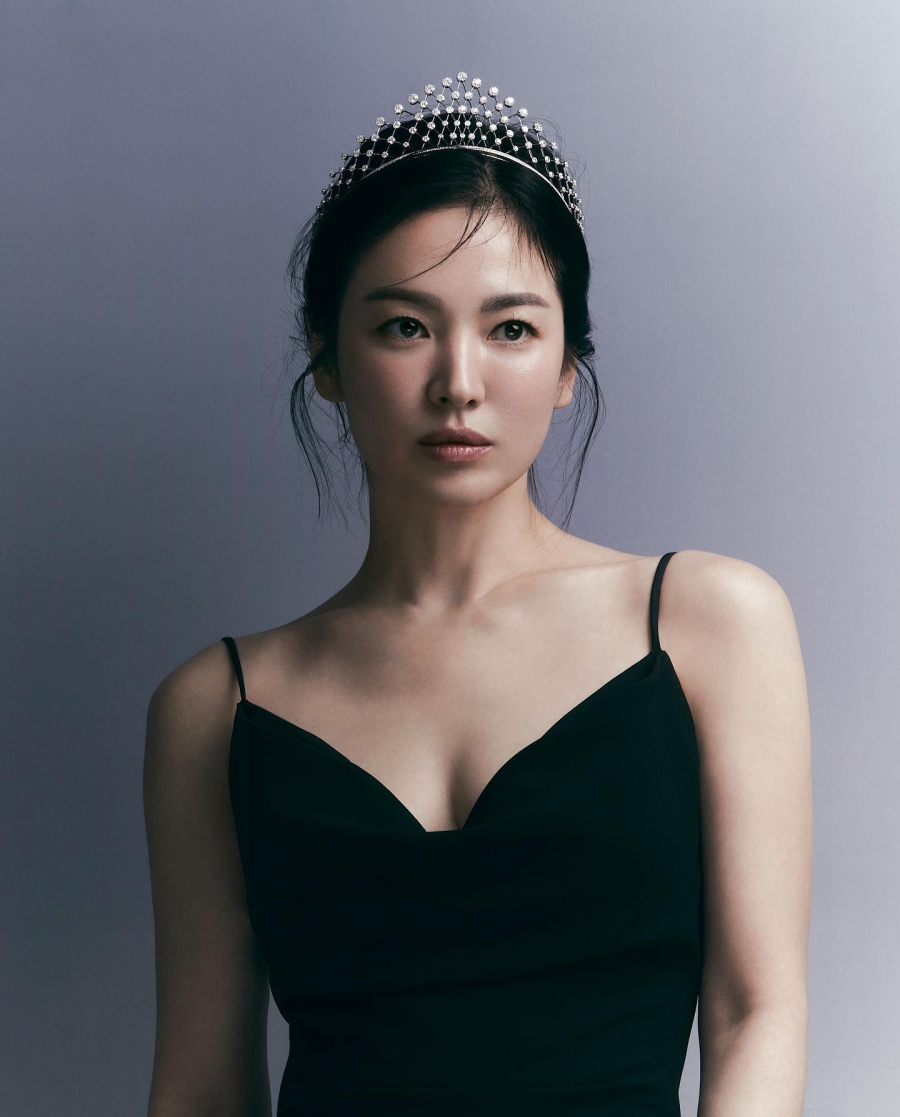 Song Hye Kyo yêu thích những chiếc váy 2 dây nhỏ xíu vào mùa hè - Item giúp cô có thể khoe trọn bờ vai gầy cực phẩm.