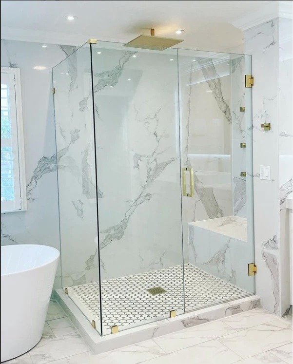 Không gian phòng tắm cũng theo tone trắng và chất liệu chủ yếu là đá