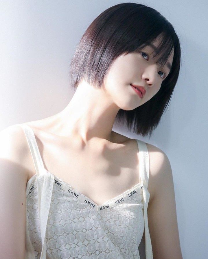 Kể từ khi Park Gyu Young tham gia It’s Okay to Not Be Okay với vai diễn y tá Nam Ju Ri, độ nổi tiếng của cô ngày một tăng lên. Mái tóc ngắn của nữ diễn viên giúp cô ưu ái với cái tên “cô gái tình đầu ” bởi hình ảnh trong sáng và ngây thơ. Trên thực tế, bạn sẽ không thể tin rằng cô đã 27 tuổi.