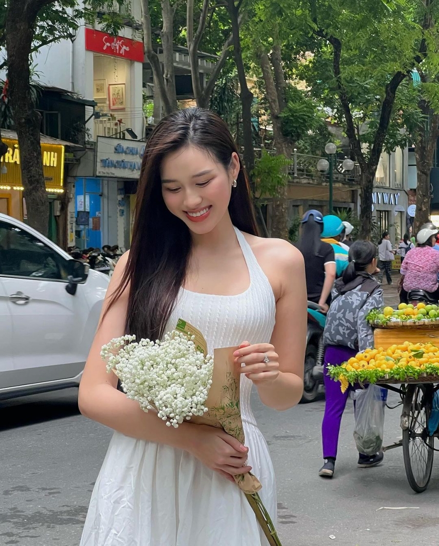 Nàng hậu cũng 'đu trend' chụp với hoa để đón thu, một chiếc váy trắng hai dây đơn giản góp phần tạo điểm nhấn không ít cho bức ảnh với sự dịu dàng hào hợp với hoa cỏ