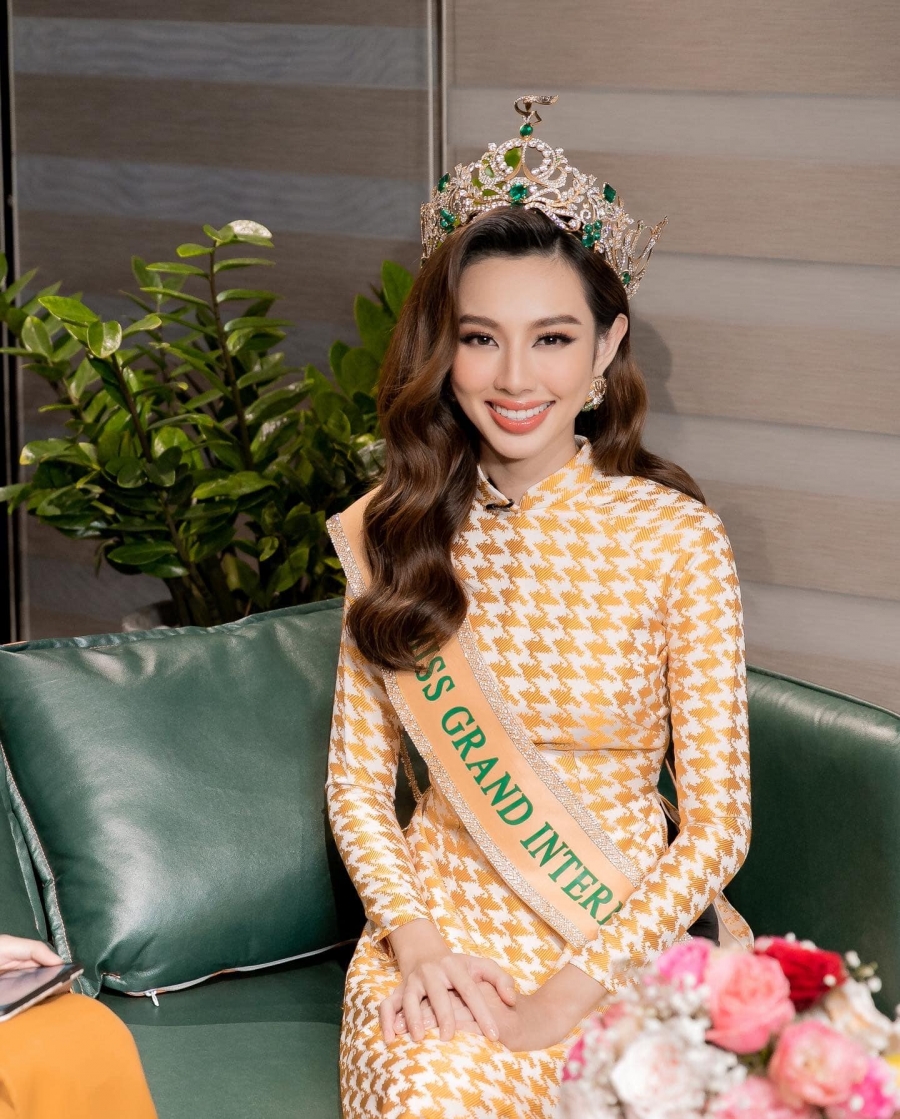 Hoa hậu Thùy Tiên đi dạo xe máy với sash Miss Grand International trước thềm kết thúc nhiệm kì? - Ảnh 2