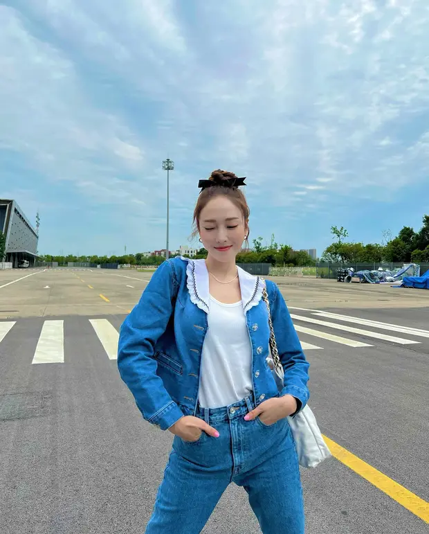 Xuống phố trong một ngày Hàn Quốc đầy mây nhưng không nắng nóng, Jessica diện set đồ denim. Áo khoác mỏng layer cùng áo thun giúp cô nàng có bộ trang phục ấm áp vừa đủ.