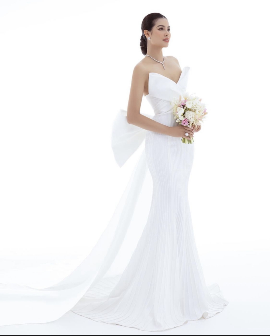 Đám cưới là sự kiện mà người phụ nữ đều mong mỏi. Chính vì vậy mà Phạm Hương diện rất nhiều mẫu váy cưới đa dạng, trong đó, nổi bật là chiếc váy cưới đuôi cá, cài nơ to của NTK Lê Thanh Hoà.