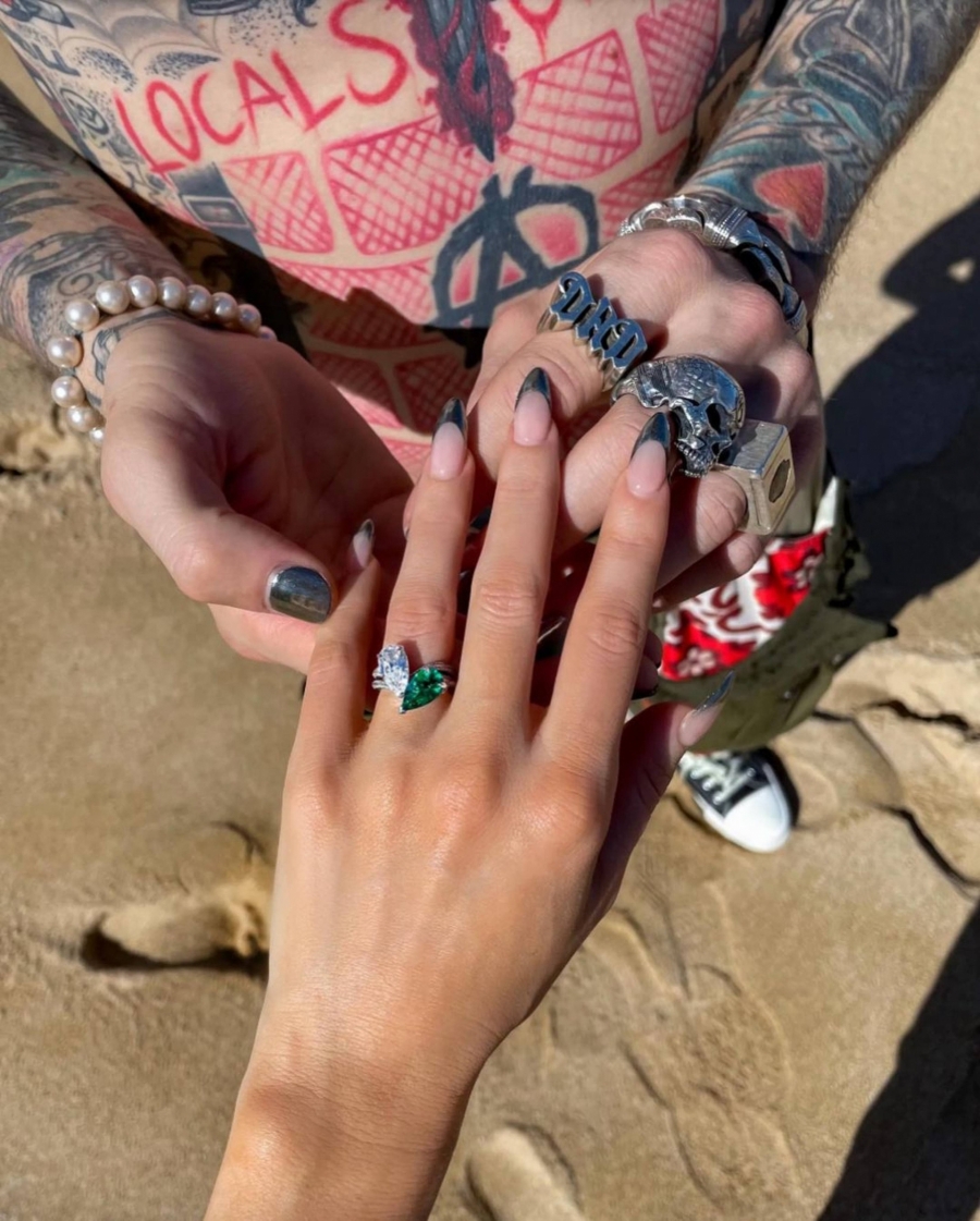 Chiếc nhẫn kim cương cầu hôn Megan Fox được tạo bằng vàng trắng 18 carat, gồm 2 nửa trái tim màu không màu và màu xanh lục bảo. 