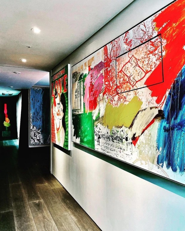 Một góc hành lang giống như triển lãm nghệ thuật của G-Dragon.