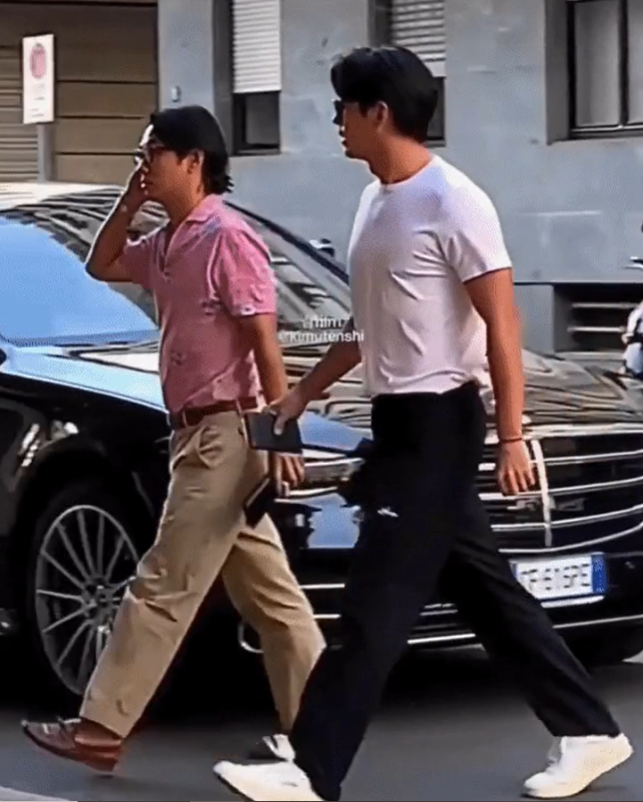 Khoảnh khắc nam diễn viên 40 tuổi bước trên đường phố với thân hình vạm vỡ, cao ráo cùng dáng vẻ phong độ xuất chúng đã khiến ai nấy ngỡ Hyun Bin đang sải bước trên sàn catwalk nào đó.