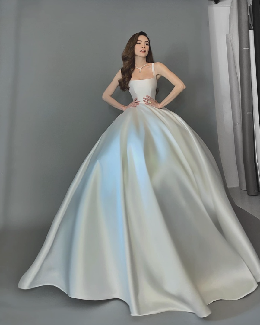Hồ Ngọc Hà khoe vẻ đẹp kiêu sa trong chiếc váy cưới tinh giản, ánh bạc lạ mắt.