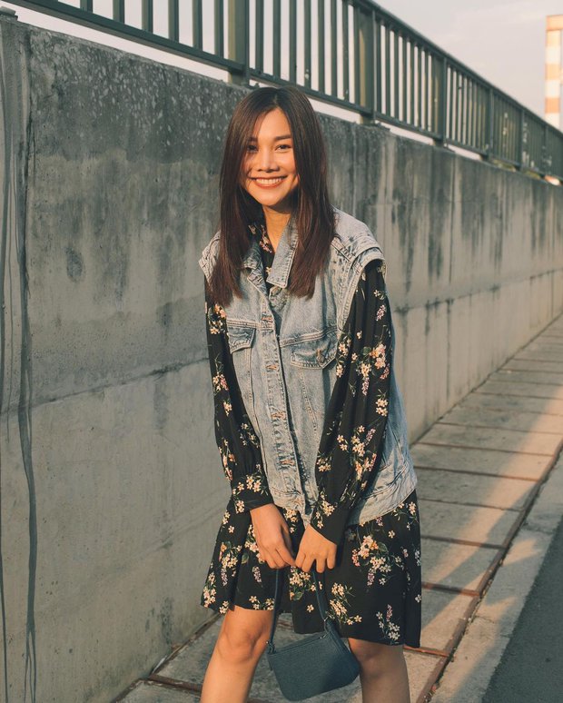 Với thời tiết mùa thu ở Sài Gòn, áo khoác jeans sẽ hơi nóng bức nhưng áo gile jeans thì hợp lý hơn rất nhiều, đặc biệt là khi kết hợp với váy hoa nhí, tạo vẻ ngoài retro, hợp xu hướng.